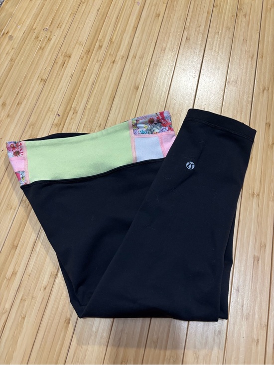 lululemon athletica Pants - Lululemon Reversible Wunder Under Crop leggings. Size 4.